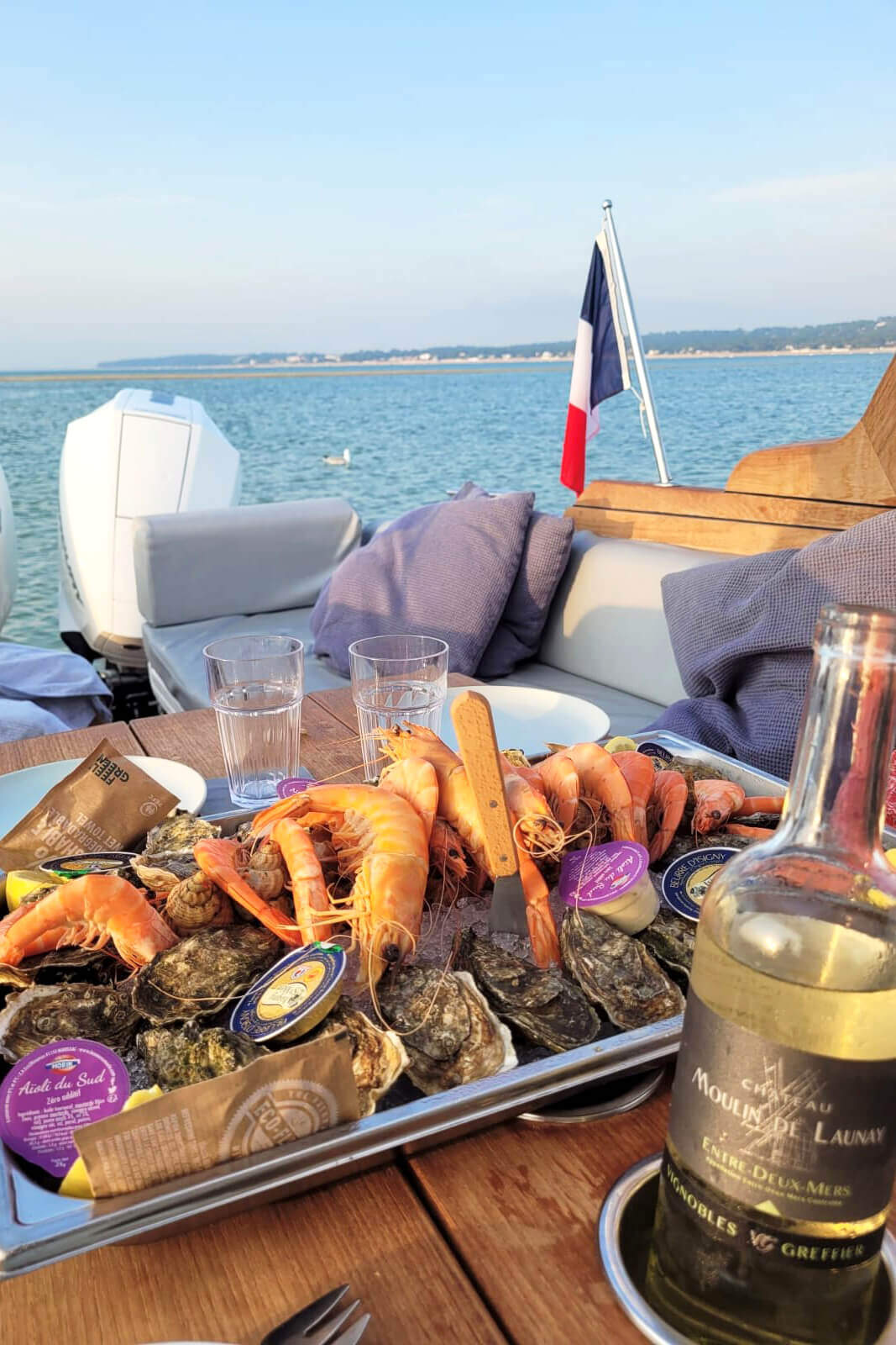 Plateau huîtres crevettes vin blanc sur le bateau par Des Hommes Et Des Mers