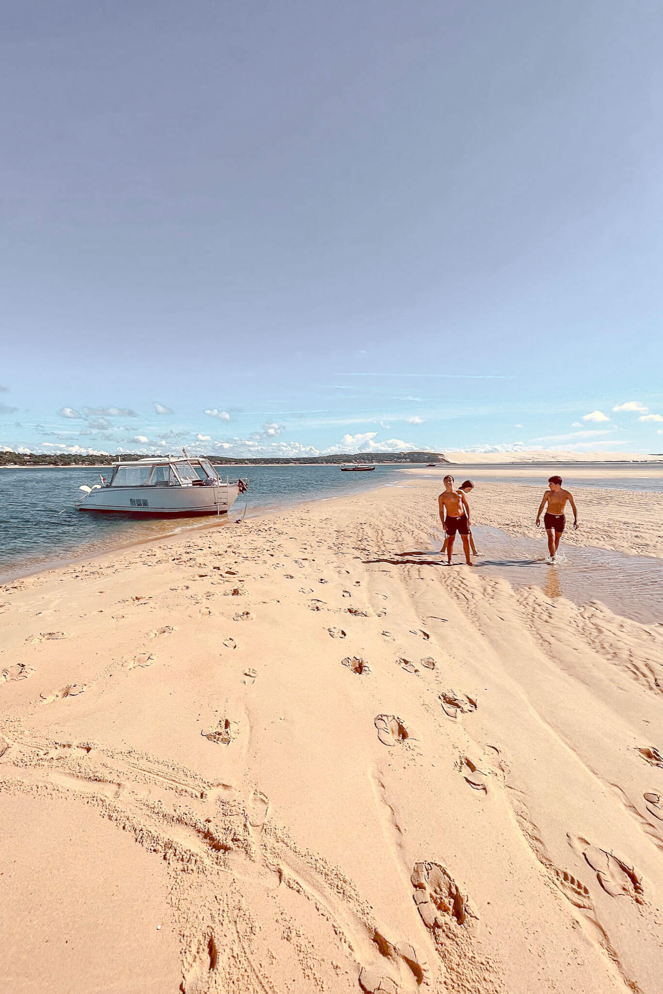 3 hommes débarquent sur un banc de sable en plein milieu du Bassin d'Arcachon