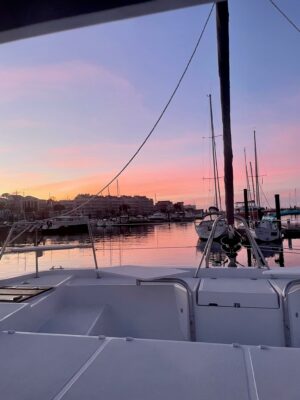 Vue d'un coucher de soleil sur le catamaran