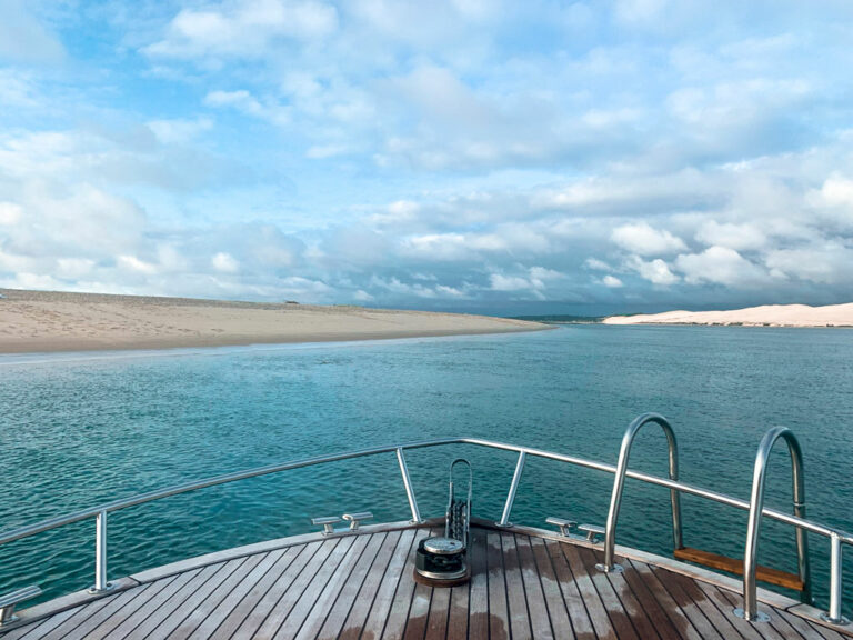 Vue de l'horizon du Bassin d'Arcachon depuis l'avant d'un bateau