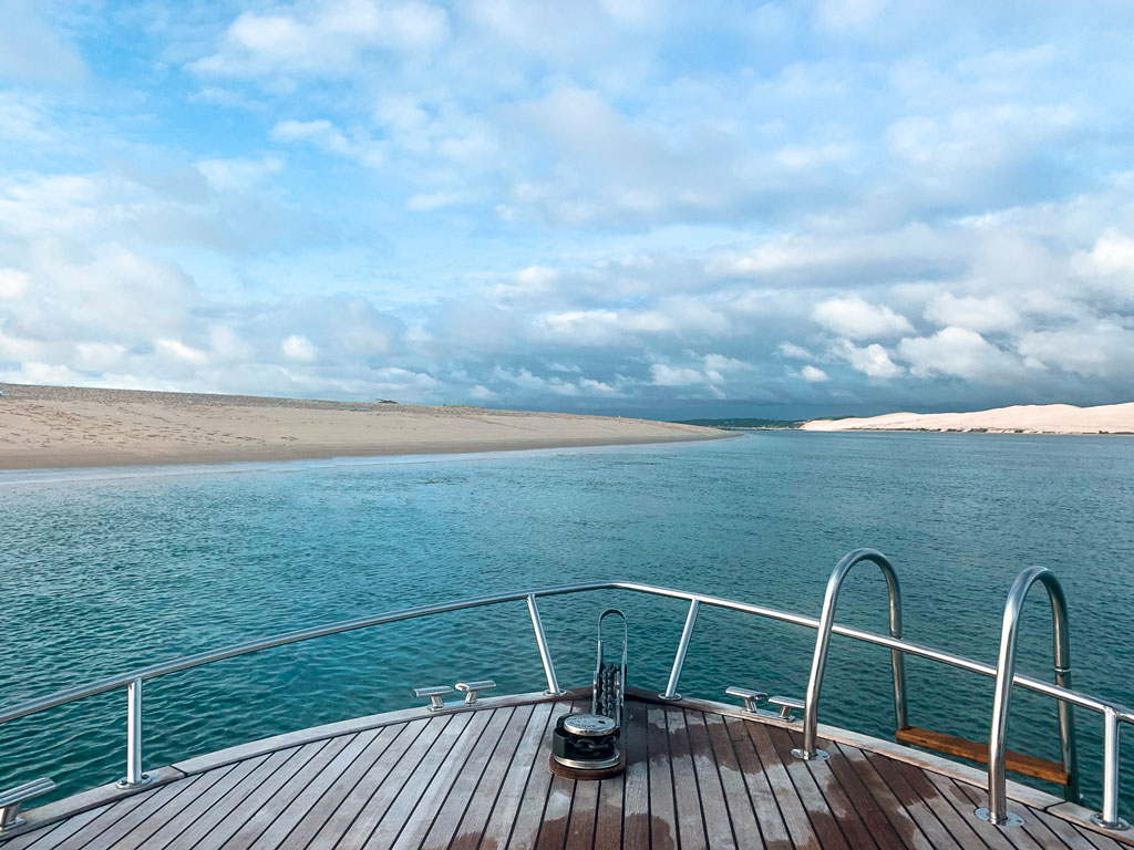 Vue de l'horizon du Bassin d'Arcachon depuis l'avant d'un bateau