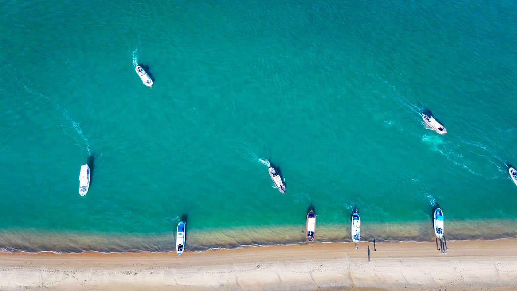 Bateaux sur eau turquoise vus d'en haut