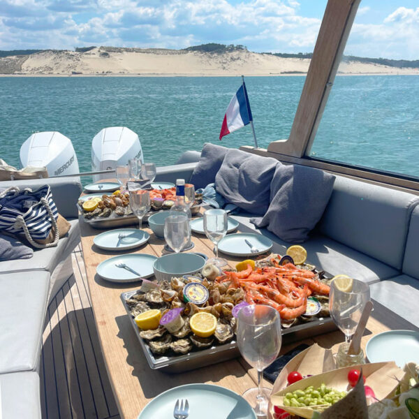 Table dressée pour un séminaire en mer avec plateau de fruits de mer